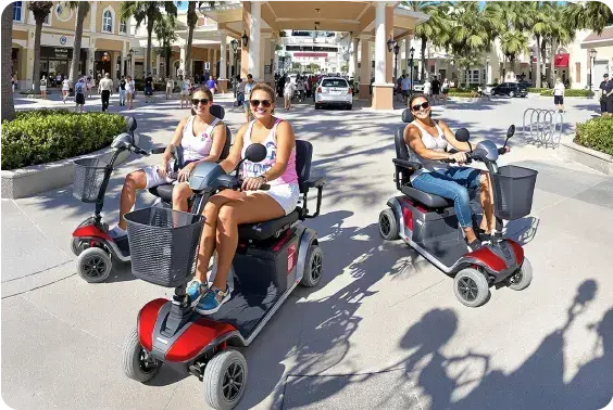 Un grupo de visitantes satisfechos de Orlando que necesitaban acceso a scooters ADA y tuvieron una gran experiencia con Cloud of Goods Orlando.