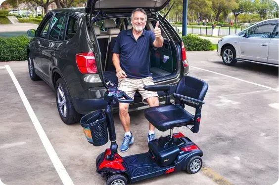 Cliente satisfecho que alquiló un scooter de Cloud of Goods para su viaje a Disney World.