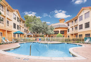 Aluguel de La Quinta Inn & Suites by Wyndham Dallas - Addison Galleria