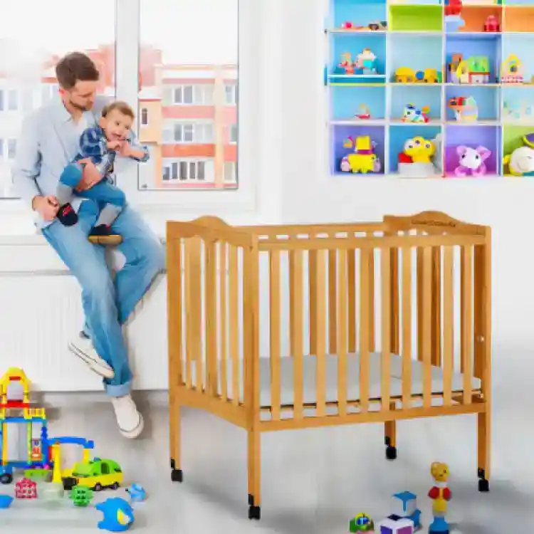 Mini Crib with Linens rental 